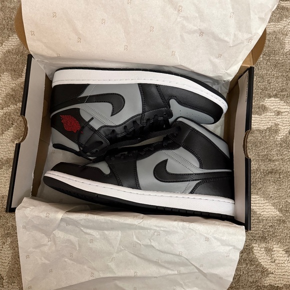 Jordan 1 Mid Shadow Brand New size 11 - Picture 1 of 3